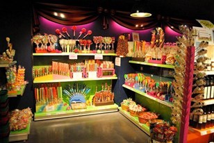 Qui connaît un magasin qui vend des bonbons au détail, avec du choix ? J'aimerais acheter différentes sortes de bonbons dans un même thème au niveau des couleurs :-) !