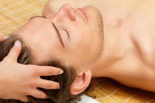 Qui connaît un bon endroit pour un massage du cuir chevelu ? Idéalement pour les hommes, car je souhaite en offrir un à mon mari :-) !