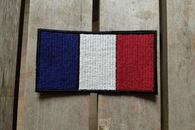 Qui sait où l'on peut trouver un écusson à coudre du drapeau français ?