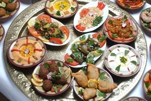 Qui connaît un bon restaurant libanais ou syrien, où la nourriture est bonne et où le cadre est chaleureux ? Si en plus il livre, alors là ce serait le summum. :)