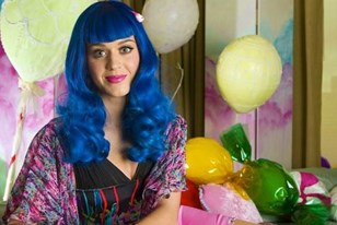 Qui connaît un magasin de perruques sur Bruxelles ? Je cherche une perruque bleue comme celle de Katy Perry !