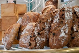 Qui connaît un bon boulanger à Dijon qui fait des pains originaux ? C'est pour une soirée pain/vin/fromage !