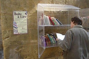 Qui connaît des systèmes pour échanger des livres avec d'autres passionnés de lecture ? Dans des bars, des bibliothèques, des librairies ou un système de boîte un peu comme sur la photo ?