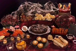 Qui connaît un traiteur capable de faire un buffet sur le thème d'Halloween, à prix abordable sachant que c'est pour une association à petit budget ?