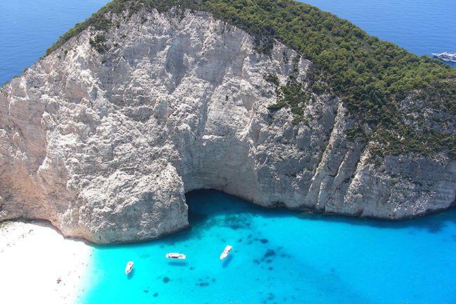 [Grèce] Qui connaît une belle île entourée d'eau turquoise pour passer des vacances pas trop chères en amoureux ?