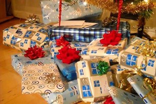 Maintenant que je suis grande et que j'ai un boulot, je veux faire un beau cadeau à mon papy et mamy qui me font des super surprises à chaque Noël depuis 23 ans. Mais j'ai pas d'idées ! Qu'est-ce qu'on peut offrir à ses grands-parents pour leur faire plaisir à coup sûr ?