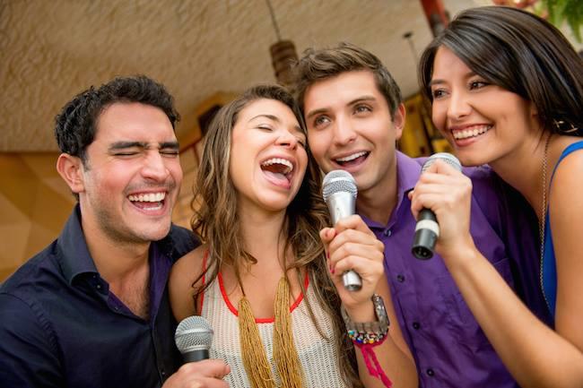 Qui connaît un bar ou un restaurant sympa qui organise des karaokés pour chanter entre amis ?