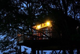 Qui connaît un bel endroit dépaysant en France pour passer une nuit insolite dans une cabane dans les arbres ? C'est un cadeau pour un éternel enfant !
