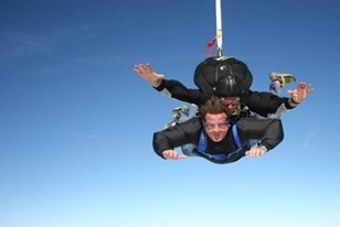 Je rêve d'offrir un saut en parachute à mon copain pour ses 25 ans. Quel est le meilleur endroit en région liégeoise ?