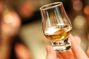 Qui connaît un magasin où l'on vend du bon whisky et où l'on est bien conseillé en région liégeoise ?