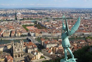 "Si Paris est la capitale de la France, Lyon est la capitale de la province."