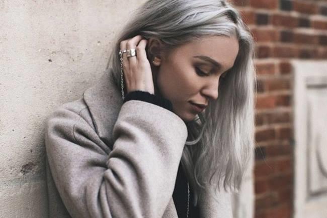 Qui connaît un coiffeur super professionnel qui fait de belles colorations grises (ou blanches) pour les jeunes femmes ? Je n'aimerais pas que la décoloration déteigne en violet ou vert ! :/