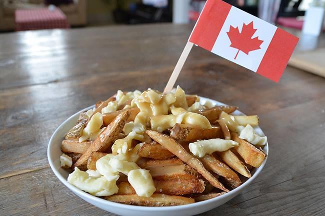 Qui connais un bon endroit pour goûter la poutine québécoise ? Il doit bien avoir quelque part en ville ou en manger ! :D