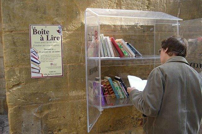 Est-ce qu'il y a des systèmes pour échanger des livres avec d'autres passionnés de lecture ? Dans des bars, des bibliothèques, des librairies ou un système de boîte un peu comme à Sarlat, sur la photo ?