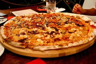 Qui connaît une pizzeria avec des pizzas XXL ? Prêt à mettre le prix mais aussi à se casser le ventre !!!