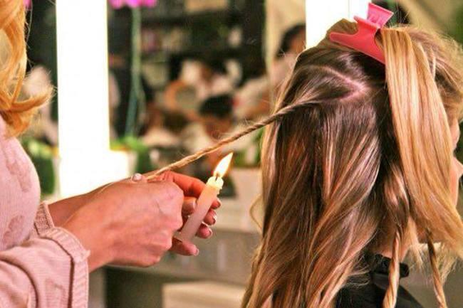 Qui connaît un coiffeur qui pratique le brûlage de fourches ? Pour les connaisseurs, c'est une technique brésilienne qui s'appelle la Velaterapia. C'est pour rendre les cheveux plus beaux.