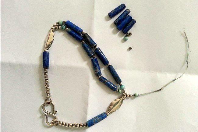 Qui connaît un bijoutier qui pourrait réparer un bijou "fantaisie" fait de lapis lazuli et d'argent brossé ?