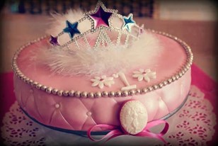 Qui connaît un bon pâtissier qui fait des gâteaux d'anniversaire de princesse pour ma fille ?