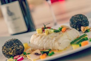 Quel est le MEILLEUR restaurant à Nantes pour manger du poisson avec une bonne bouteille de vin blanc ?
