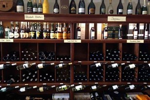 Quel est le meilleur endroit à Nantes pour acheter des très bonnes bouteilles de vin, de rhum et de whisky ? J'ai besoin d'être conseillé par un spécialiste !