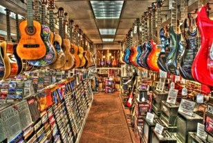 Qui connaît un bon magasin de musique à Nantes ? C'est pour acheter une guitare et je suis totalement débutante...