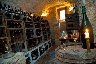 Qui connaît une bonne cave à vins avec d'excellents conseils pour faire un beau cadeau à un grand amateur ?