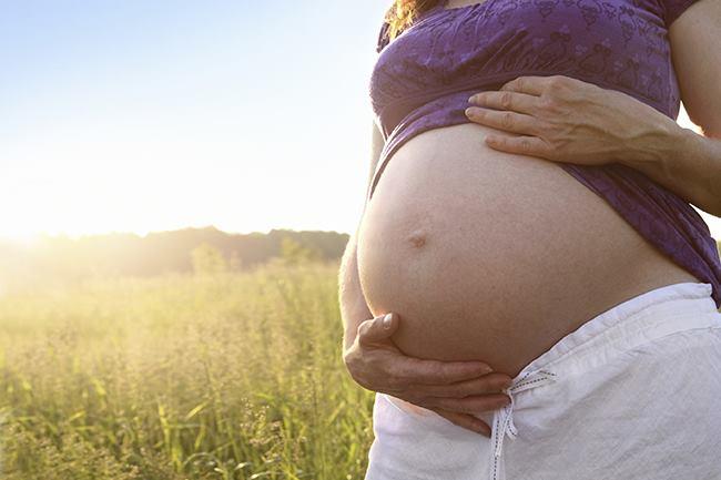 Qui connaît un gynéco-obstétricien qui réalise une échographie tous les mois lors des visites de contrôle dans le cadre d'un suivi de grossesse ?