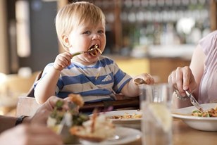 Qui connaît un restaurant familial à Nice particulièrement bien adapté aux enfants ? Avec beaucoup d'espace entre les tables, des serveurs qui ont l'habitude et même des jeux à disposition !