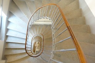Qui connaît un bon professionnel pour faire le nettoyage d'un escalier dans un immeuble dans le centre de Nice ?