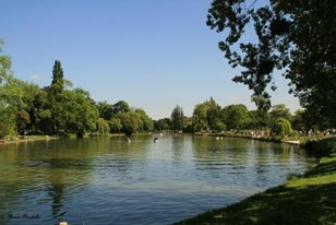 Qui connaît un bon endroit pour se baigner en dehors de Paris ? Un lac, un fleuve ou une piscine ? Merci !
