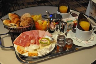 Qui connaît un endroit agréable à Reims pour prendre le petit déjeuner très tôt avant d'aller travailler ?
