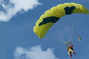 Qui connaît un endroit dans les environs de Reims pour faire un premier saut en parachute ? C'est pour un anniversaire !