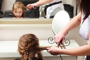 Qui connaît un bon coiffeur pour la première coupe d'une fillette de 2 ans ?