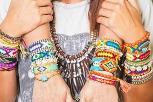Qui connaît un magasin où l'on peut acheter des perles de rocaille de toutes les couleurs pour faire des bracelets tissés comme ceux-ci ?
