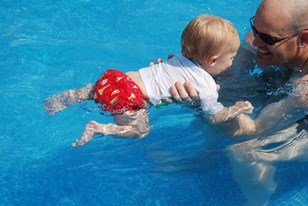 Qui connaît une piscine agréable et bien chauffée pour les tout-petits ?