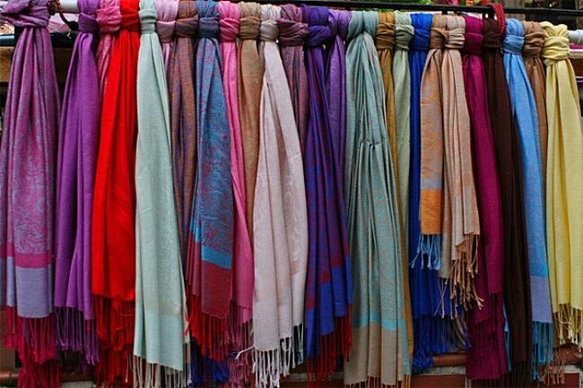 Qui connaît un magasin où l'on peut trouver un grand choix de foulards et d'écharpes ?