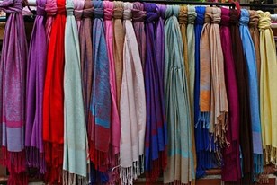 Qui connaît un magasin où l'on peut trouver un grand choix de foulards et d'écharpes ?
