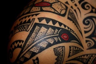 Qui connaît un bon tatoueur qui sache faire des tatouages maorie ?