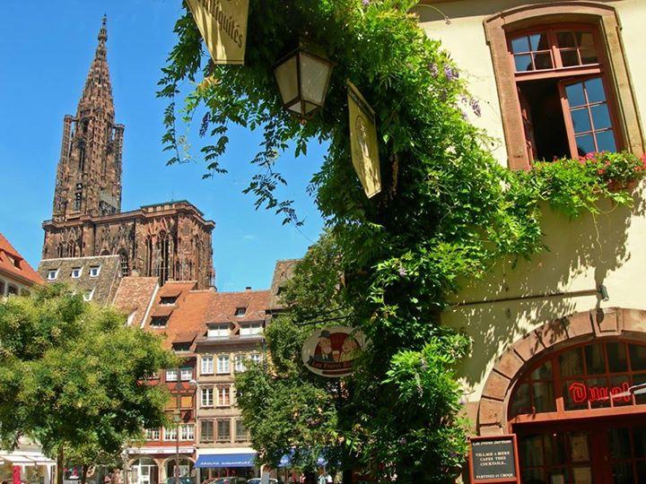 "Cette ville de Strasbourg me plaît plus que je ne puis dire. J'aime ce caractère alsacien, quelque chose d'hospitalier et de libre ; j'aime cette cathédrale si près de moi, j'aime surtout le voisinage du Rhin. Il me fait penser à tout ce qu'il y a d'illimité dans l'histoire."