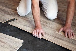 Qui connaît un artisan minutieux qui pourrait poser un plancher rapidement dans une pièce de 11 m2 ?