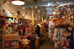 Qui connaît un beau magasin de jouets pour émerveiller les enfants et qui change des chaînes habituelles ?