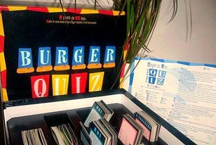 Qui connaît un magasin où l'on vend le jeu Burger Quiz ? Je viens de regarder une vieille émission sur le net et je découvre qu'il y a un jeu de société qui est sorti !