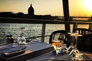 Qui connaît un bon resto en bord de Garonne ? J'aimerais manger au bord de l'eau, c'est si reposant.