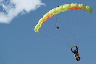 Où aller pour sauter en parachute en région toulousaine ? Combien est-ce que ça coûte environ ? (Vous l'avez déjà fait vous ???)